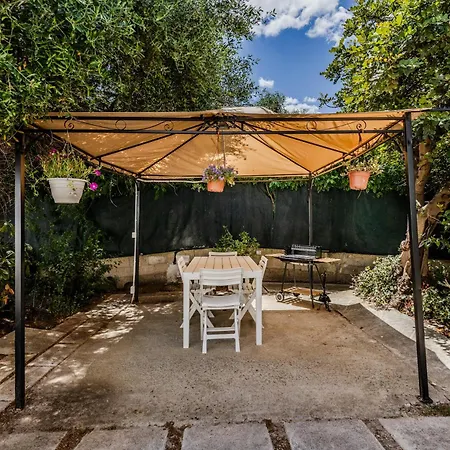 Terrazza Degli Ulivi A Pochi Metri Dal Mare *
